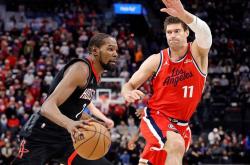 爱游戏体育从里尔篮板制胜备战CBA季后赛到哈登在阿森纳比赛中回归赛场，莱万多夫斯基在中国队比赛中惊艳表现的简单介绍